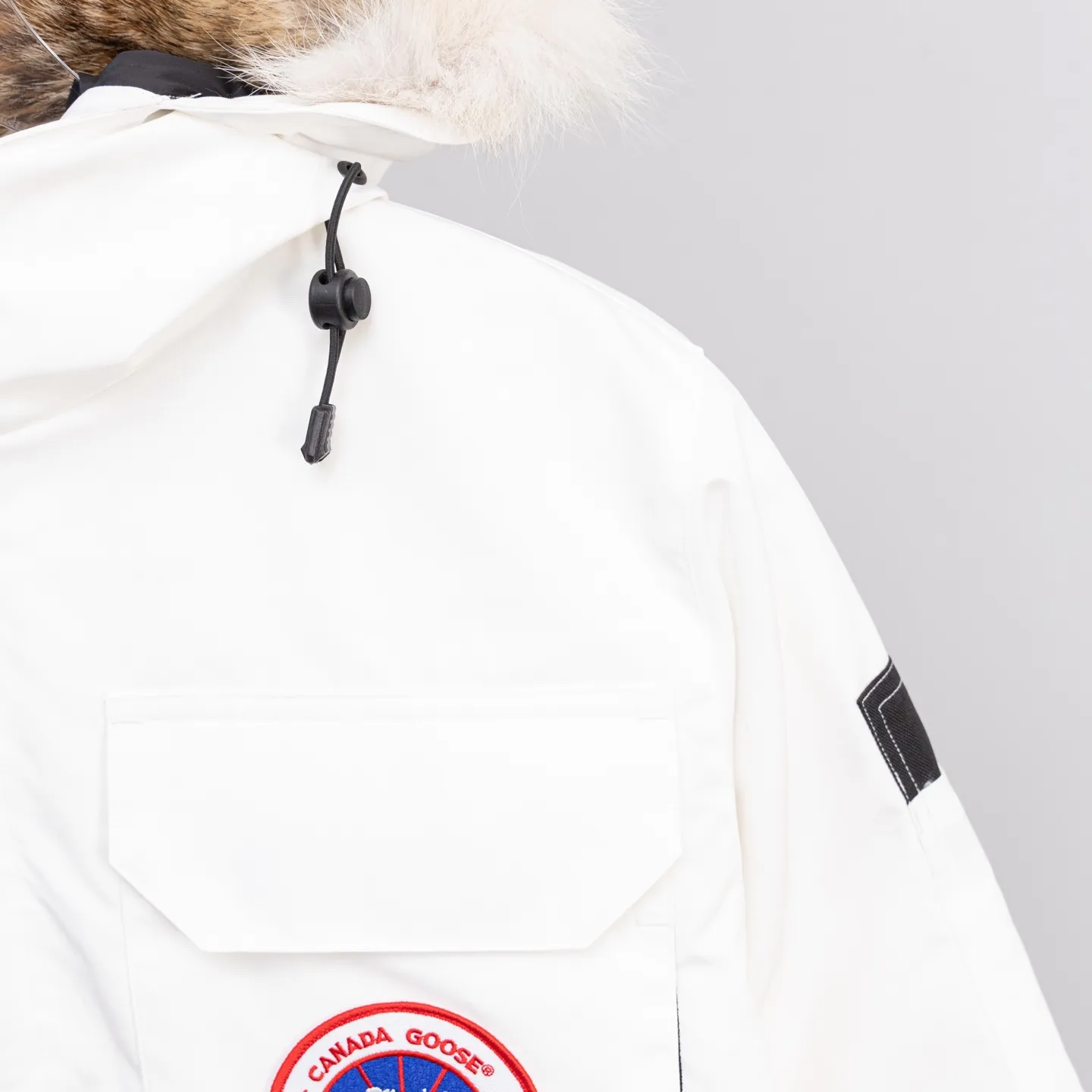 P820 (Top wolf fur version delivery handbag) Canada Goose Canada Goose #Expedition expedition parka classic down jacket ➖ Imported 21-count polyester-cotton blended original fabric [last year’s 16-count/18-count hard fabrics have been completely eliminated, this year all use 21-count genuine synchronous fabrics, the soft mid-band feels delicate and textured], genuine synchronous Feather-Light 10D waterproof coated fabric, made of 84.5% polyester fiber and 15.5% cotton, 100% the best feel in the entire network! ➖ The genuine official website uses the national standard 80 white duck down, and will never be misled by false claims such as 90 down or goose down! ➖ Using the best nylon lining with double double-layer sealing design, velvet-proof No. 7 needle + grid-filled down ready-made garments, there is 100% no so-called velvet running! ➖ The cuffs are designed with thickened seamless threads, and the collar and pockets are lined with top-quality polar fleece to keep you warm and comfortable! ➖ Yoshida YKK provides original custom-made electroplated sliders. YKK two-way lockable zippers are tight and smooth and will not peel off paint! ➖ 3M composite guarantees that the Velcro is the same as the original, durable, and all accessories and hardware are custom-made! ➖ The imported Behringer embroidery machine customizes the 10,000-needle embroidery logo, and 98% of the replicas restore the original logo. ➖ ​​The fur collars are all made of large pieces of Western Canadian blue wolf leather, ensuring that each fur collar is 13-15cm wide!